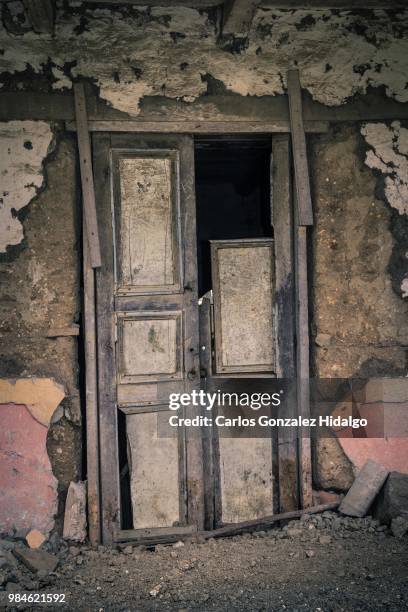 una puerta al olvido. - puerta entrada - fotografias e filmes do acervo