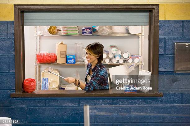 Eat To The Beat" - Alex and new friend Stevie ask Justin, as student body president, to bring lunchtime concerts to their school, but after he...