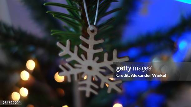 star @ x-mas-tree - winkel stock pictures, royalty-free photos & images