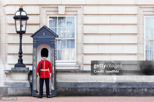 el protector de reinas - palacio de buckingham fotografías e imágenes de stock