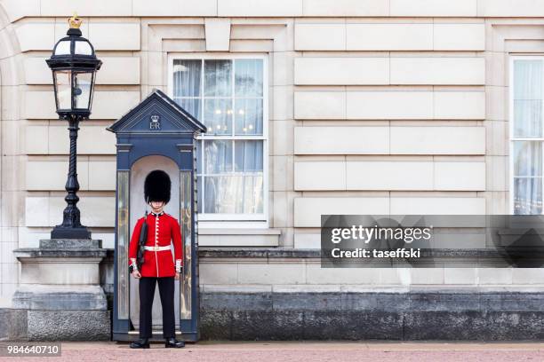 de guard queens - buckingham palace stockfoto's en -beelden