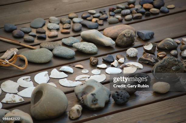 beachcombing - gary balance foto e immagini stock