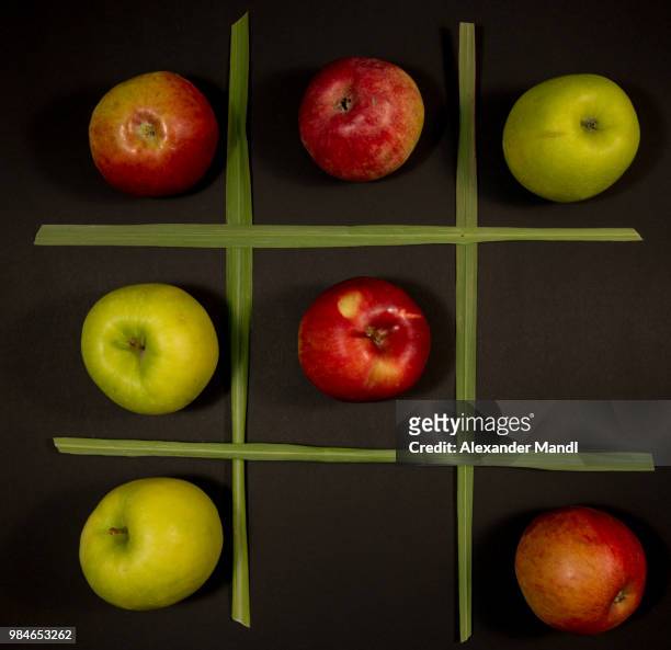 apfel tic tac toe - apfel stock pictures, royalty-free photos & images