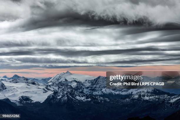 view of the alps from monte bianco. - monte bianco 個照片及圖片檔