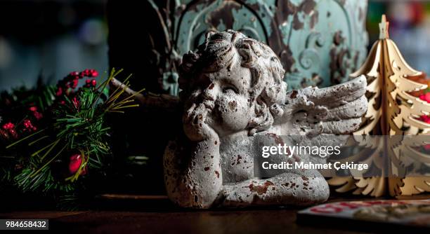thinking of christmas - figurita de jengibre fotografías e imágenes de stock