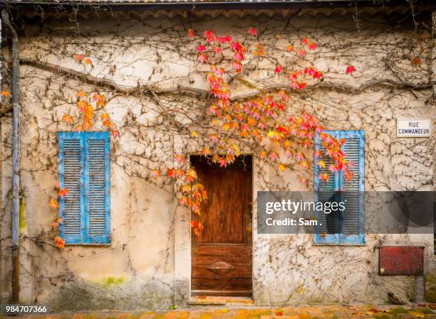 la maison aux volets bleus - façade maison stockfoto's en -beelden