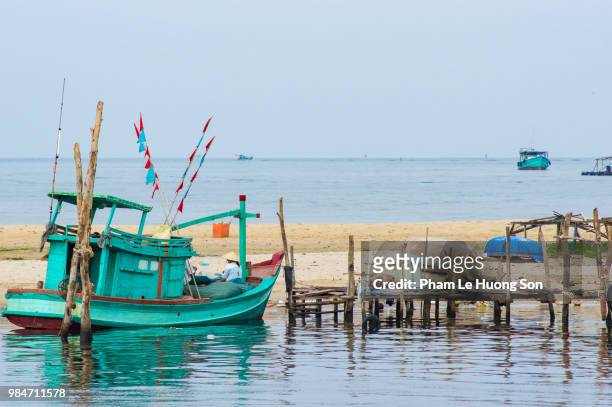 fishing boat are back to phu quoc harbor after the trip. - insel phu quoc stock-fotos und bilder