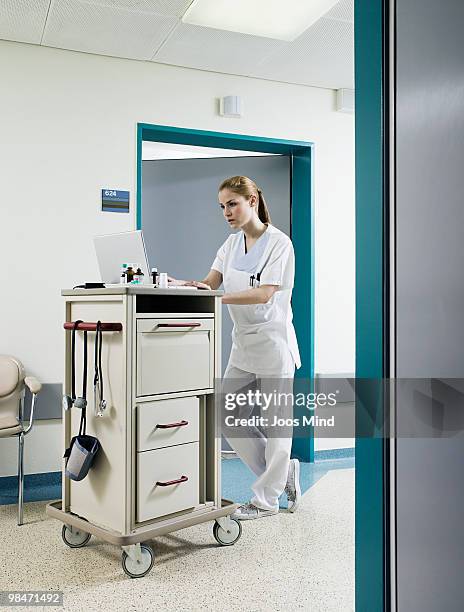 nurse using laptop to serve medicine - preparing drug in hospital nurse stock-fotos und bilder