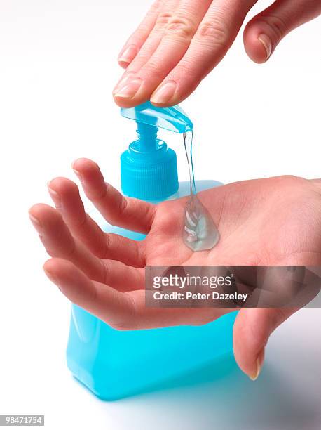 surgeon cleaning hands with antibacterial wash - schoonschrobben stockfoto's en -beelden