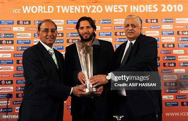 International Cricket Council Chief Executive Haroon Lorgat Pakistan cricket team captain Shahid Afridi and Pakistan Cricket Board chairmen Ijaz Butt...