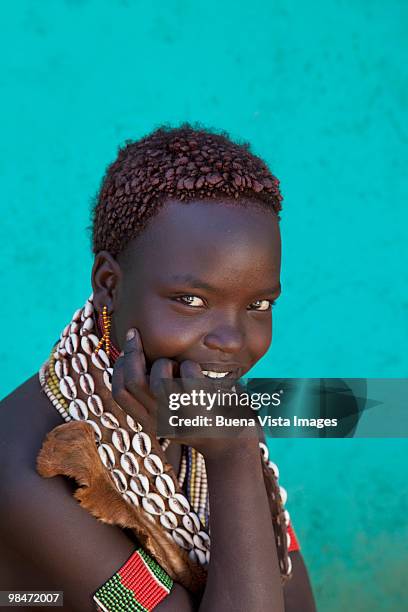 hamer tribe woman. - tribu de áfrica oriental fotografías e imágenes de stock