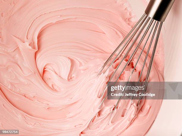 whisk in frosting - glassa foto e immagini stock