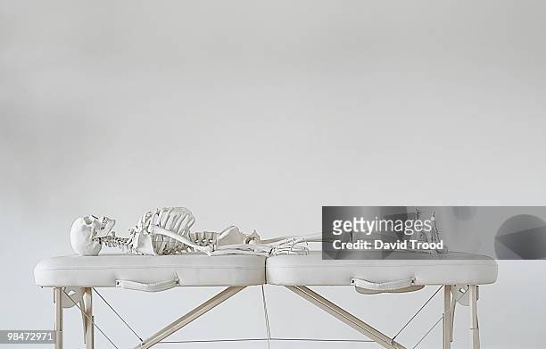 skeleton on massage table - david trood stockfoto's en -beelden
