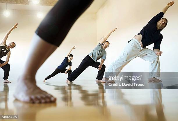 yoga school - david trood photos et images de collection