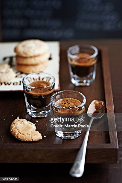 espresso on wooden tray in cafe - newpremiumuk stockfoto's en -beelden