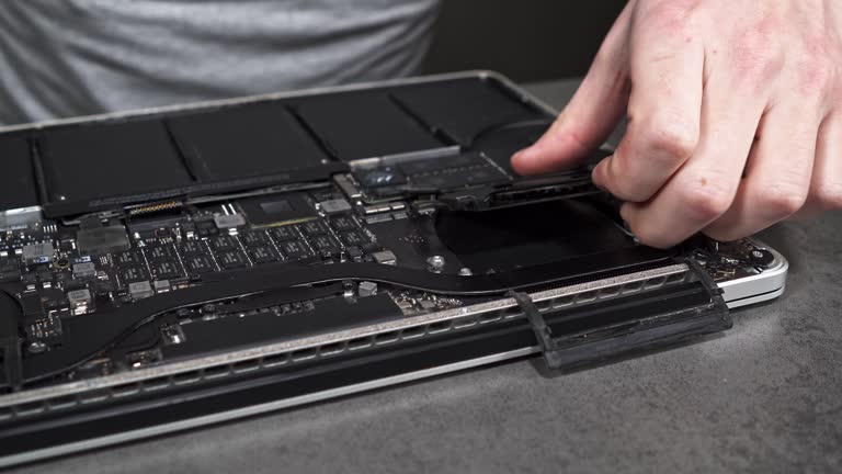 https://media.gettyimages.com/id/984741884/video/technician-or-repairman-disassembling-a-laptop.jpg?b=1&s=640x640&k=20&c=vHiChjf-CQm2Inkg5mu7x7TfLQs4Fj3GqPA_mKyCqJI=