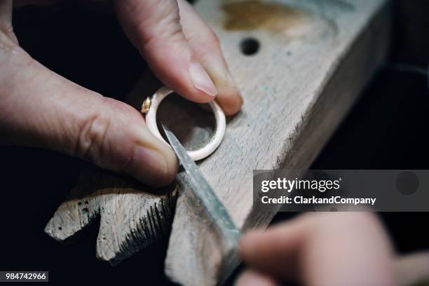 orfebre profesional en el trabajo. - jeweller fotografías e imágenes de stock