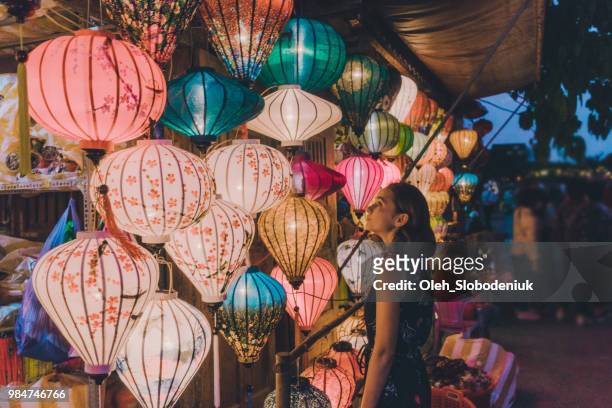 femme en choisissant des lanternes à hoi an un - vietnam photos et images de collection
