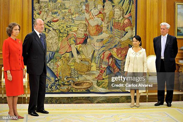 Queen Sofia of Spain, King Juan Carlos of Spain, Philippines President Gloria Macapagal Arroyo and Peruvian writer Mario Vargas Llosa attend "Don...