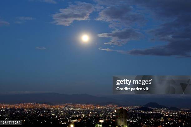 full moon over the city oct 7, 2014 - vit stockfoto's en -beelden