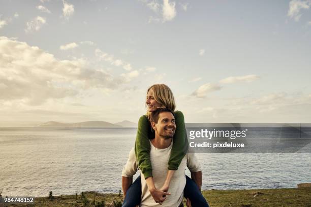 paare, die zusammen zu erforschen lieben einander - young couple stock-fotos und bilder