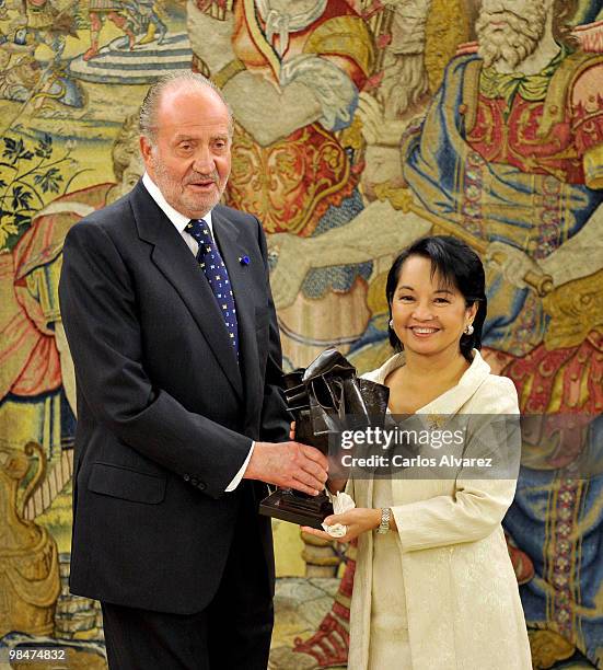 Philippines President Gloria Macapagal Arroyo receives "Don Quijote de la Mancha" International award from King Juan Carlos of Spain at the Zarzuela...