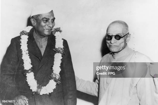 Dr Rajendra Prasad , the new President of India with the former Governor-General Chakravarthi Rajagopalachari , 1950.