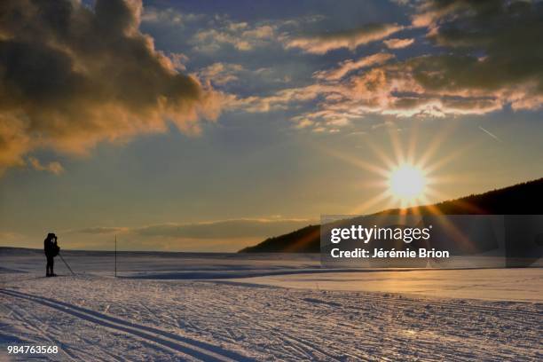 coucher de soleil sur la neige - coucher de soleil fotografías e imágenes de stock