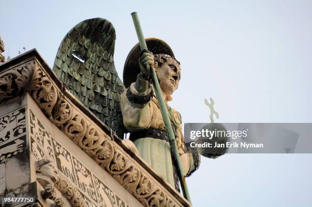 guardian angel at the top of st michelle - anjo da guarda imagens e fotografias de stock