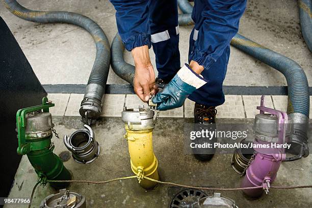 preparing to fill gas station fuel storage tanks - rubber photos et images de collection