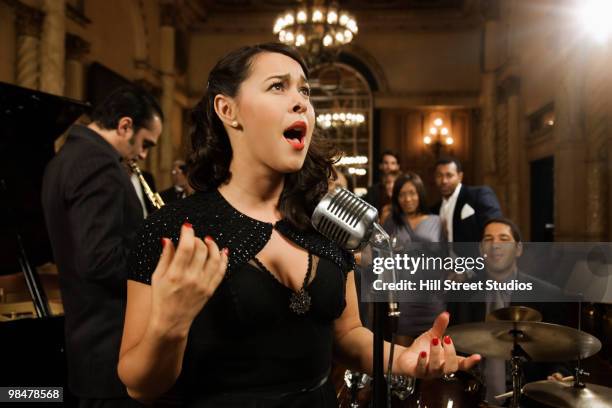 woman singing in nightclub - jazz band photos et images de collection