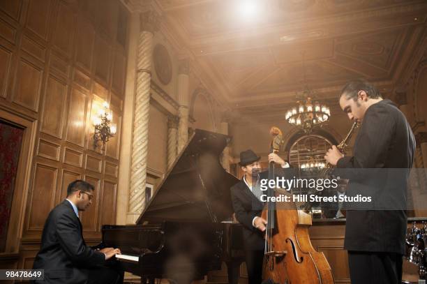 jazz musicians performing in nightclub - サクソフォン奏者 ストックフォトと画像