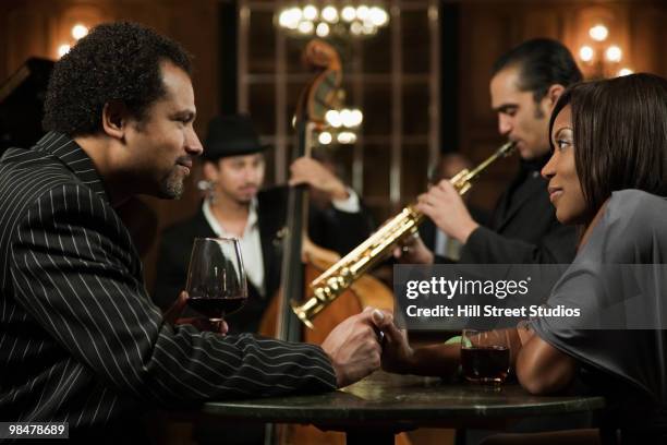 couple on date listening to jazz musicians in nightclub - サクソフォン奏者 ストックフォトと画像