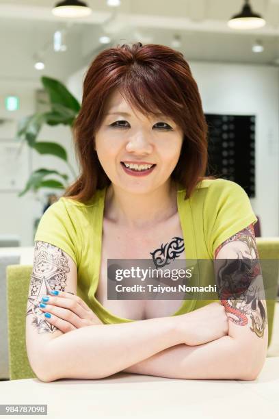 a female employee who smiles at a new office - hachioji fotografías e imágenes de stock