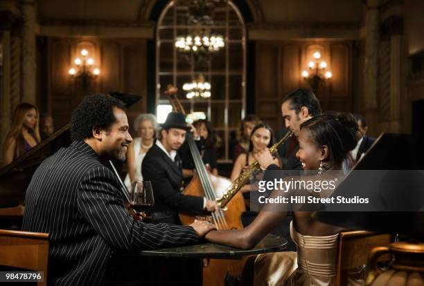 jazz musicians performing in nightclub - jazz band photos et images de collection