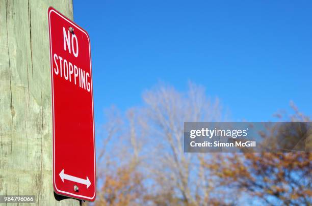 'no stopping' sign on an electricity pole - halteverbotsschild stock-fotos und bilder