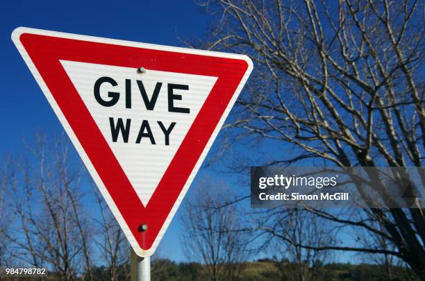 give way sign - vorfahrt beachten stock-fotos und bilder