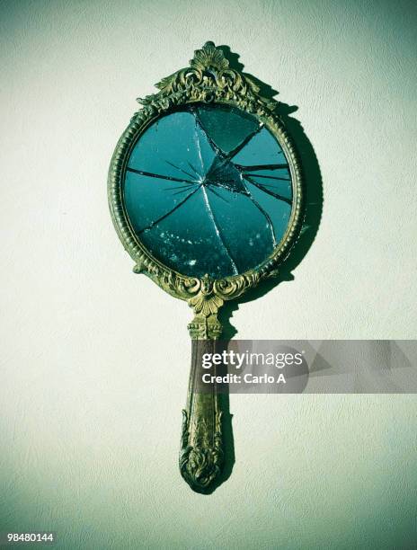 broken glass - espejo de mano fotografías e imágenes de stock