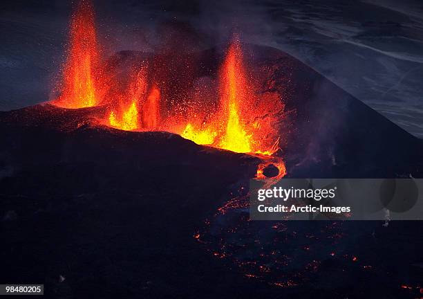 lava fountains from the volcano eruption - fimmvorduhals volcano imagens e fotografias de stock