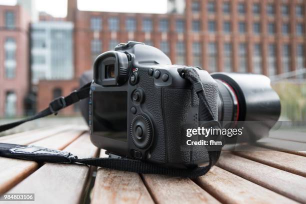 digital camera, lying on a table - macchina fotografica digitale foto e immagini stock