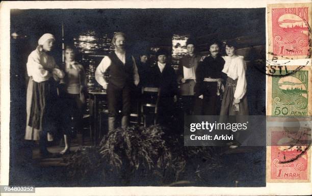 Foto Ak Estland, Bauernhaus, Familie, Gruppenfoto