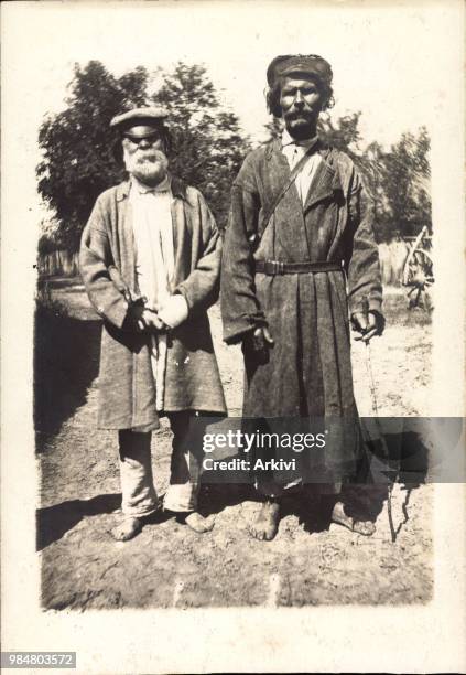 Foto Ak Russische Bauern, Winter 1916, Zwei Männer, Lumpen