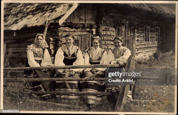 Foto Ak Jämaja, Estonische Bauerntrachten, Vier Frauen