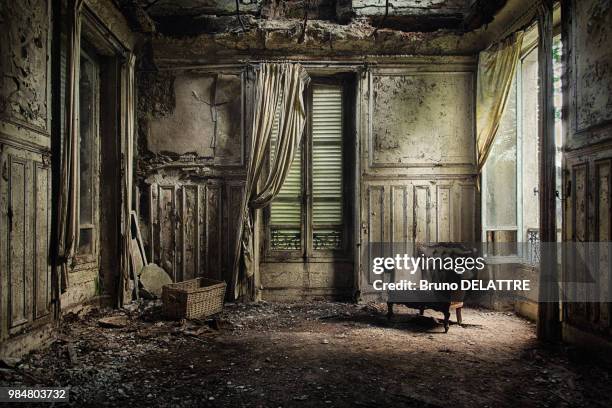 chateau verdure - abandoned houses photos et images de collection