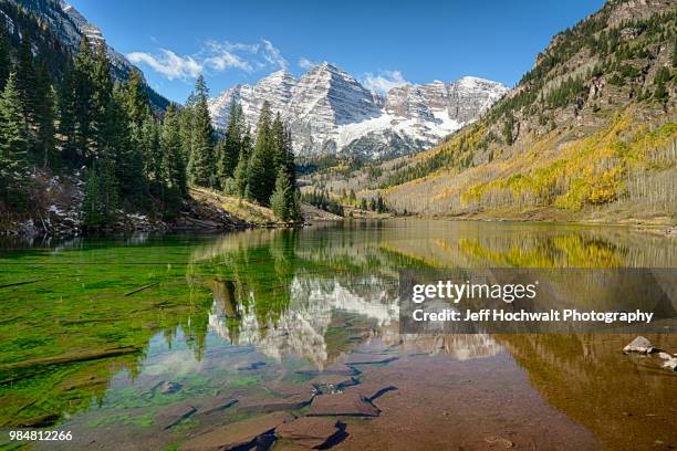 maroon bells mountains reflected in a lake at white river national forest in colorado, usa. - white river national forest stock-fotos und bilder