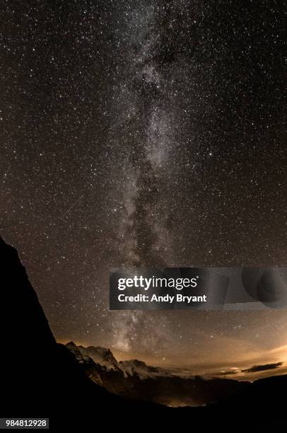 milky way above la meije - la meije fotografías e imágenes de stock