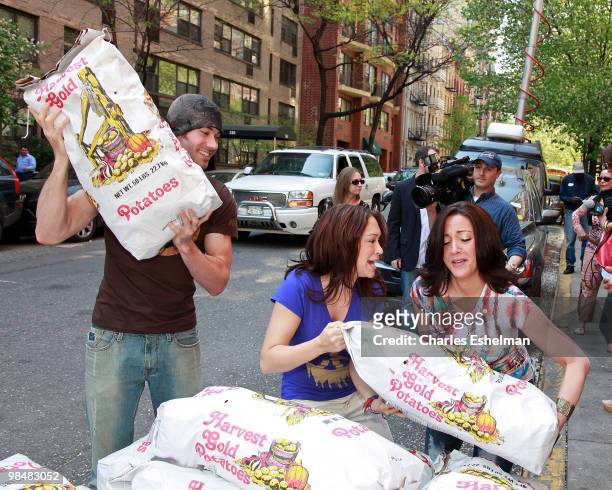 Former "American Idol" contestants Ace Young, Diana DeGarmo and Julie DeMato unload a City Harvest Food Rescue Truck for Idol Gives Back at Jan Hus...