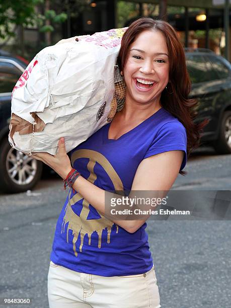 Former "American Idol" contestant Diana DeGarmo unloads a City Harvest Food Rescue Truck for Idol Gives Back at Jan Hus Presbyterian Church on April...