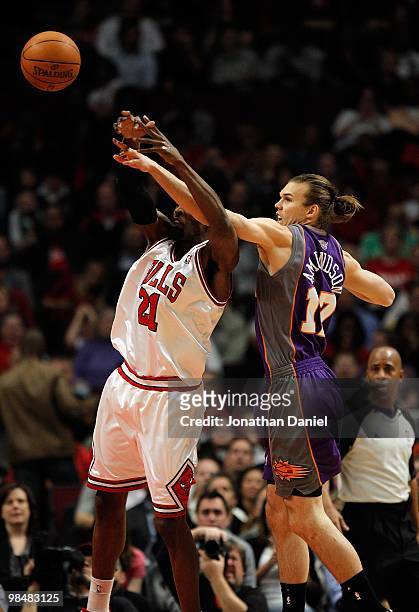 Louis Amundson of the Phoenix Suns hits Hakim Warrick of the Chicago Bulls as he passes at the United Center on March 30, 2010 in Chicago, Illinois....