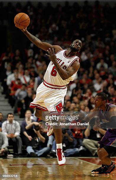 Ronald Murray of the Chicago Bulls puts up a shot in the final second of the third quarter against the Phoenix Suns at the United Center on March 30,...
